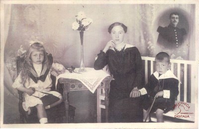 Veuve et de ses deux enfants avec le portrait du défunt en surimpression dans un médaillon