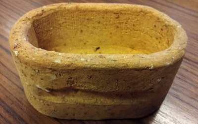 Reproduction miniature d'un pot utilisé pour les fours à pots à la Glacerie Saint Roch