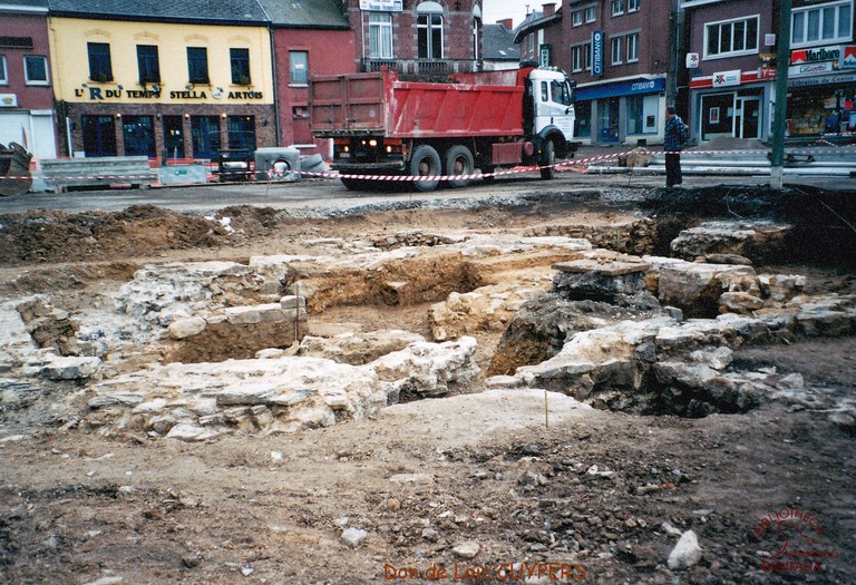 Fouilles archéologiques faites sur la Place d'Auvelais