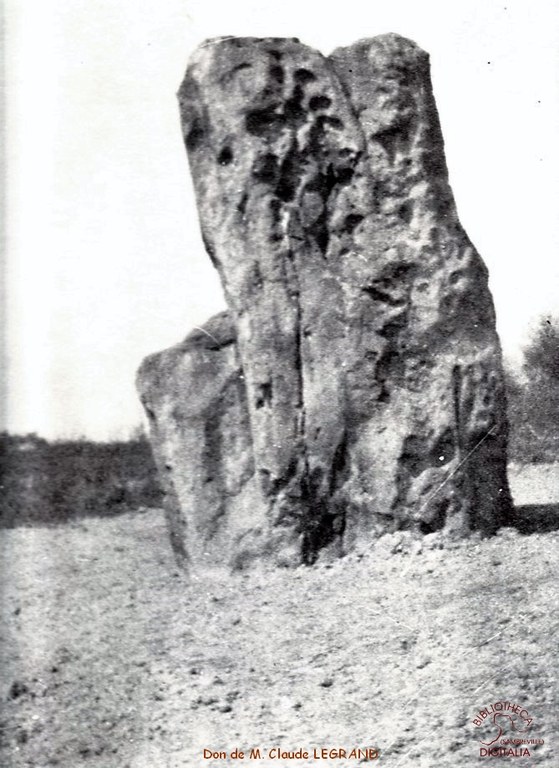 Copie de photographie de la Pierre qui tourne de Velaine sur Sambre (années 1930)