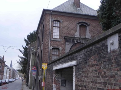 Auvelais : mur de la cure avec un boulet daté de 1794  rue du Pont-à-Biesmes