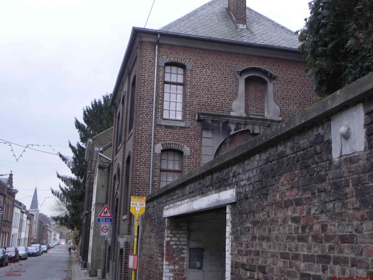 Auvelais : mur de la cure avec un boulet daté de 1794  rue du Pont-à-Biesmes