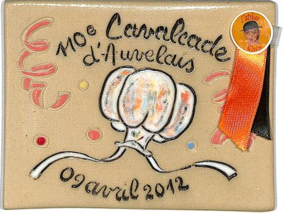 Plaque cémarique commémorant le 110e anniversaire de la Cavalcade d'Auvelais - 9 avril 2012