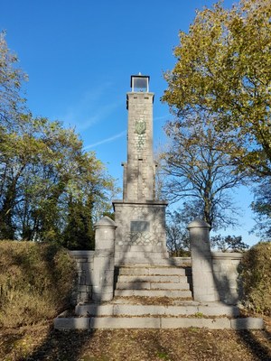 Le phare breton et le cimetière des français