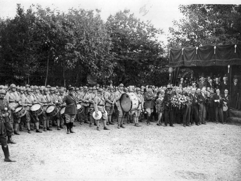 Auvelais : inauguration du cimetière des Français et du Phare breton en 1934 (la Musique)