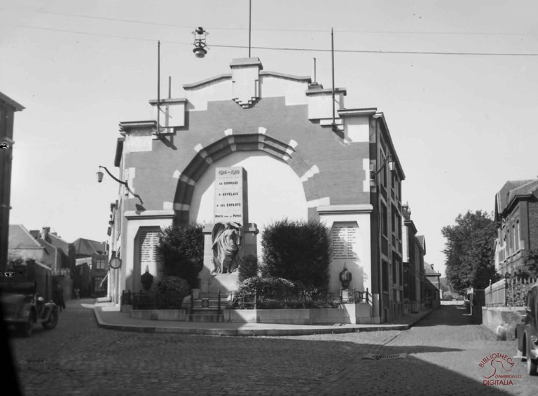 Auvelais : monument aux 2 guerres (ruelle au monument)