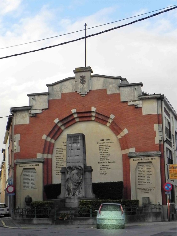 Monument aux morts des 2 guerres. Ruelle au monument à Auvelais