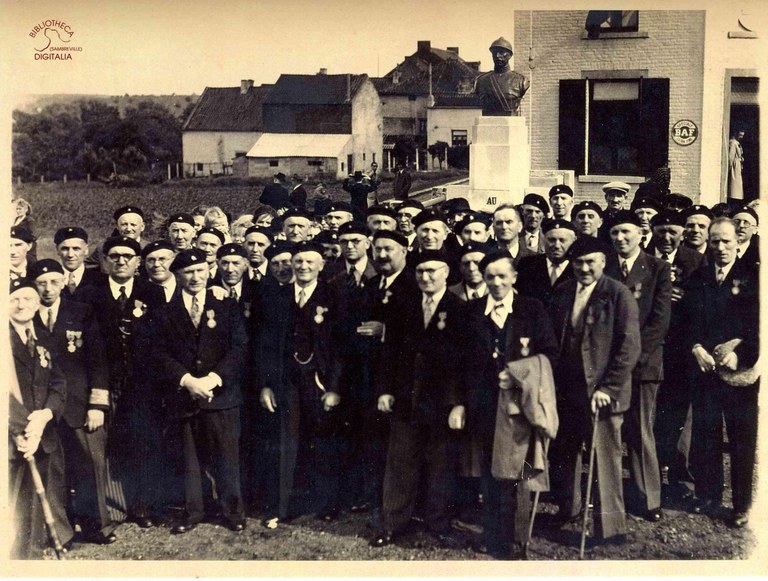 Tamines : regroupement de militaires devant le monument du Roi Albert