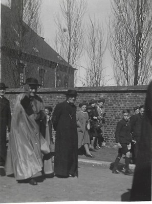 Auvelais : procession rue Radache derrière de le presbytère