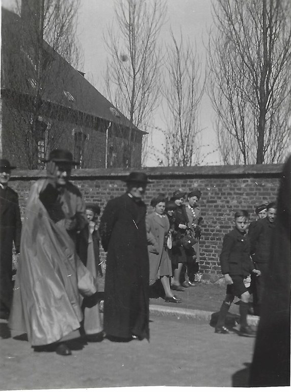 Auvelais : procession rue Radache derrière de le presbytère