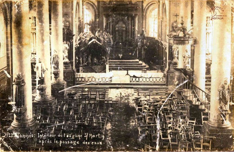 Tamines : intérieur de l'Eglise Saint Martin après inondation