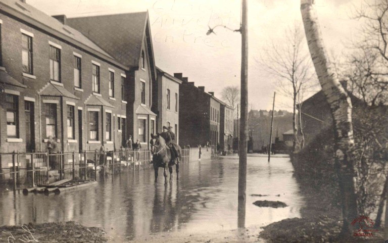 Inondation de la Sambre jusqu'à la rue des glaces nationales