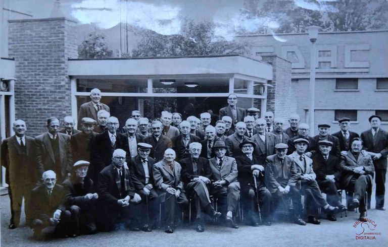 Auvelais : groupe de pensionnés "joueurs de cartes" dans le parc en face de la gare