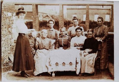 Tamines : groupe de femmes attablées