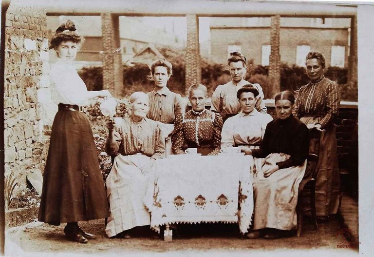 Tamines : groupe de femmes attablées