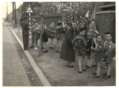 Tamines : la patro devant la maison du vicaire (rue de Velaine)