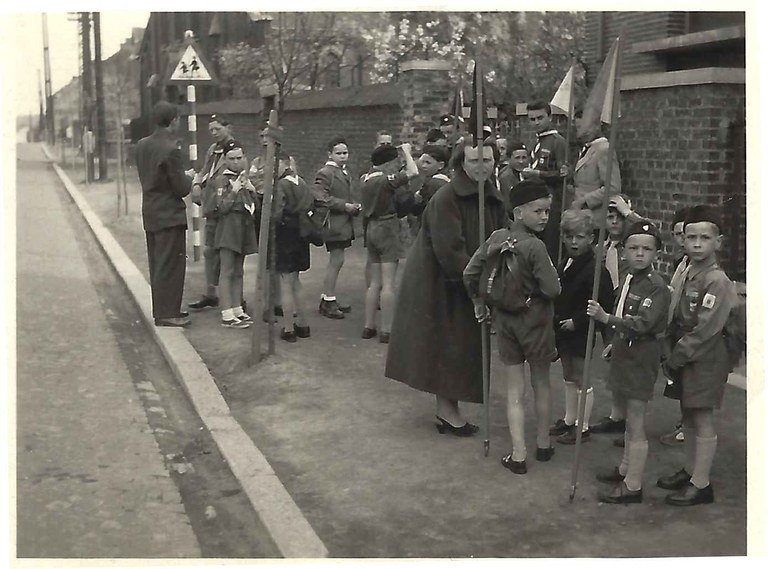 Tamines : la patro devant la maison du vicaire (rue de Velaine)