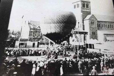 Auvelais : Place Communale atterrissage d'un ballon