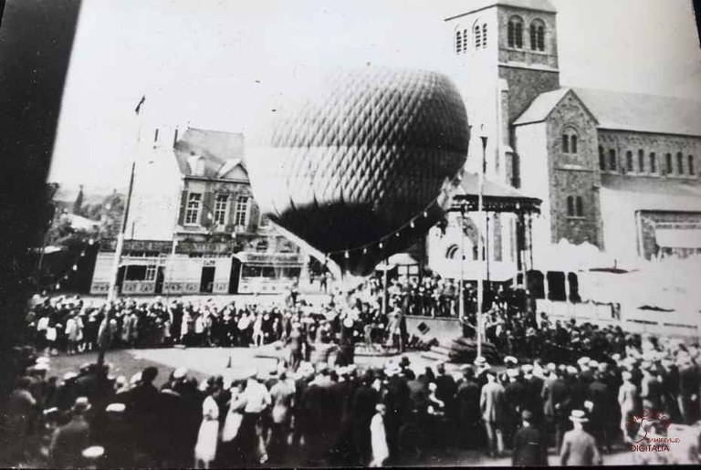 Auvelais : Place Communale atterrissage d'un ballon