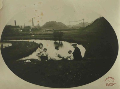 Tamines : famille en bord de Sambre en 1934