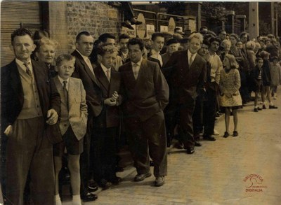 Tamines : rue des Bachères. Foule regardant la reconstitution du crime du Père RUIDANT