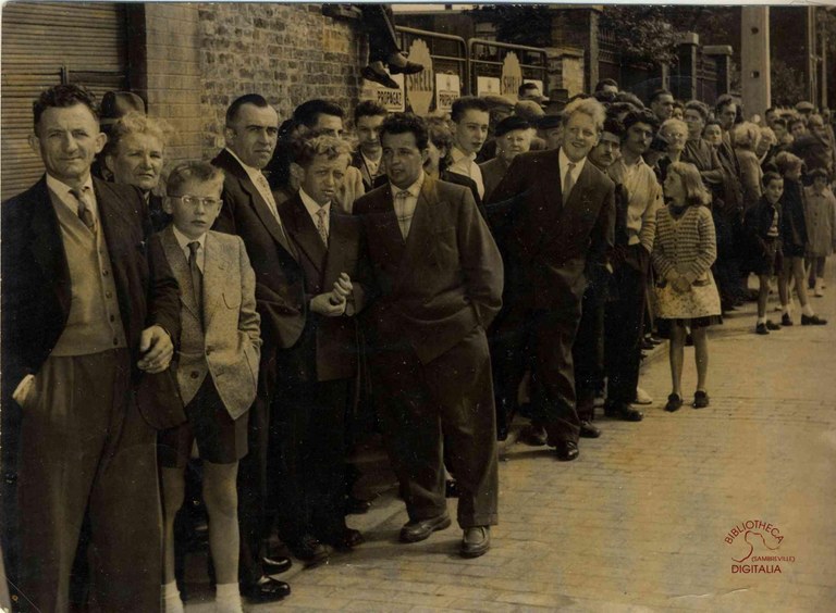 Tamines : rue des Bachères. Foule regardant la reconstitution du crime du Père RUIDANT